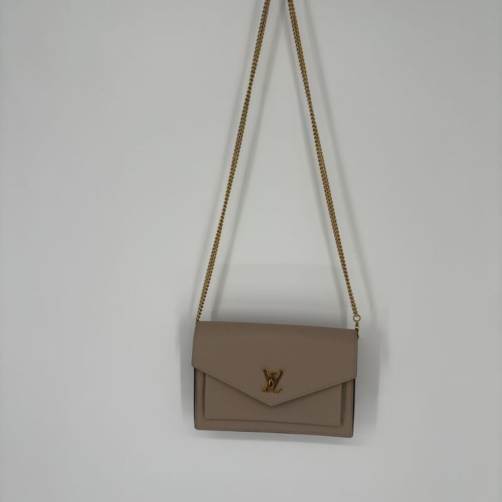 Lou’s Vuitton Elegant Cream Chain Bag